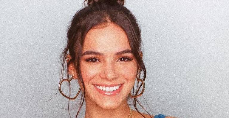 Bruna Marquezine se empolga no meio das ruas de Veneza e tenta disfarçar mico