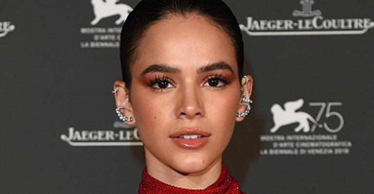 Com look milionário, Bruna Marquezine ousa na fenda de vestido em Veneza