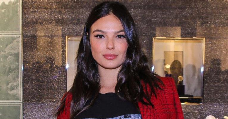 Isis Valverde adota extensão de cílios na gravidez; saiba mais