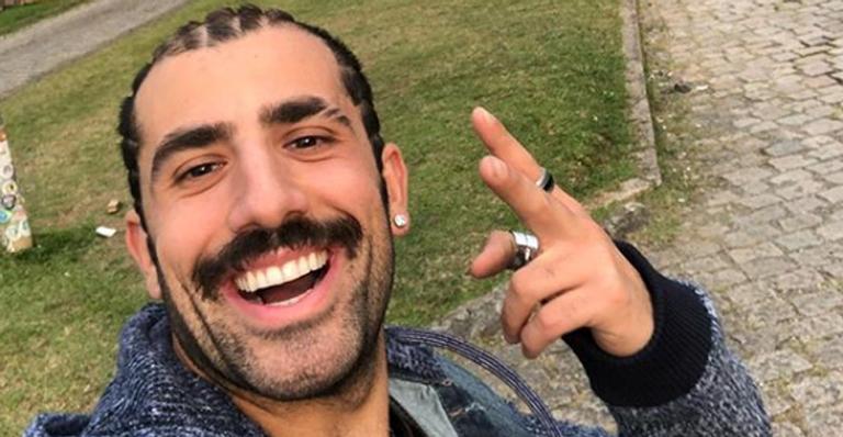 Estiloso, ex-BBB Kaysar filosofa na web: ”Espírito livre”