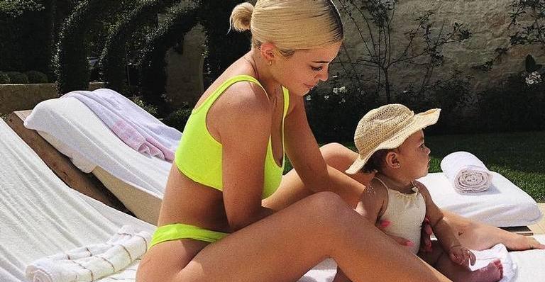 Kylie Jenner faz tour pela sua nova mansão e piscina surpreende
