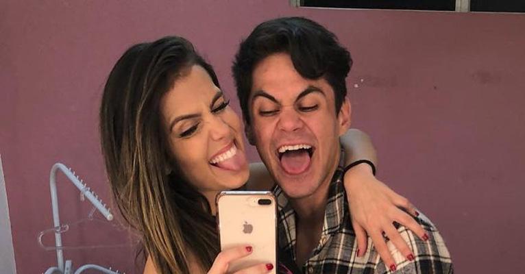 Lucas Veloso dá beijão na namorada, Nathalia Melo, e celebra 9 meses de namoro