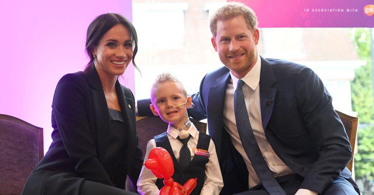 Meghan Markle e príncipe Harry homenageiam crianças doentes em premiação emocionante