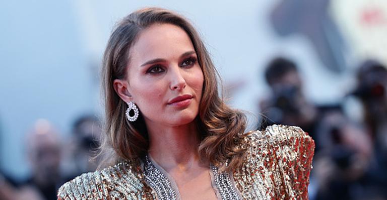 Com decote profundo, Natalie Portman brilha em Veneza