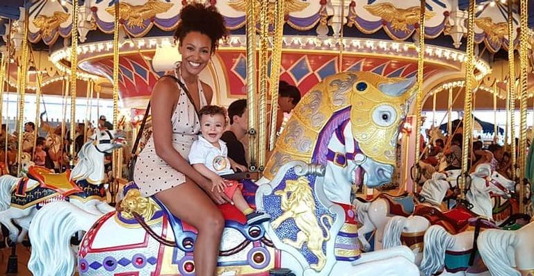 Sheron Menezzes mostra reação de seu filhinho, Benji, ao ver os fogos na Disney pela primeira vez