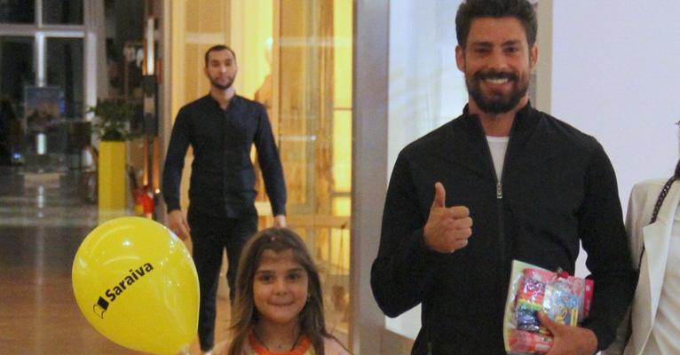 Sempre discreto, Cauã Reymond é flagrado brincando com a filha em shopping