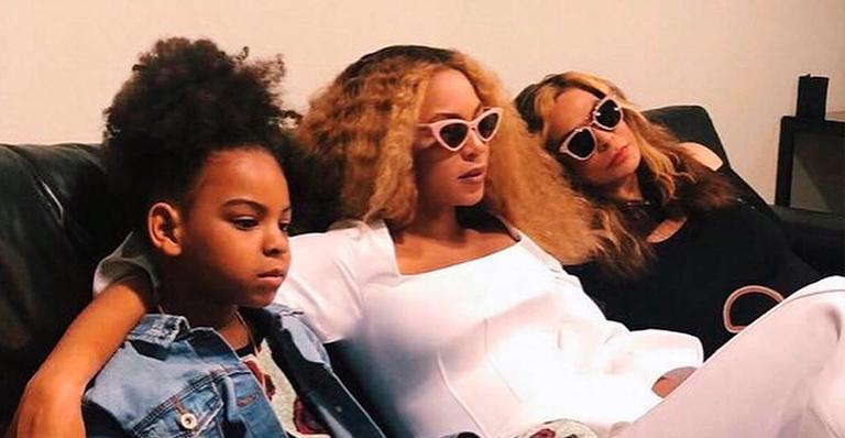 Fofíssima! Blue Ivy prega peça na avó, mãe de Beyoncé