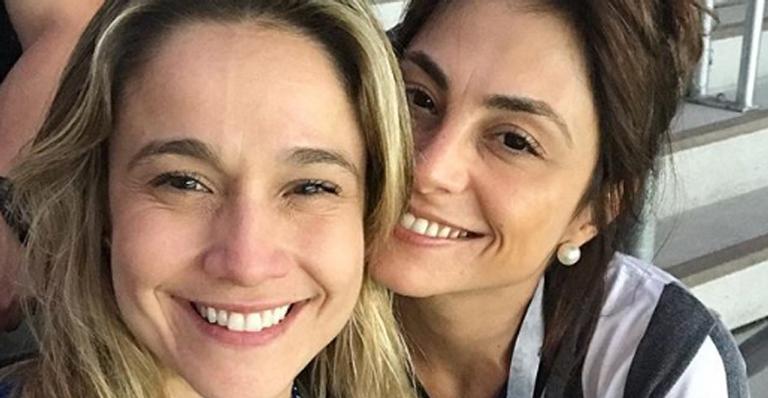 Apaixonada, Fernanda Gentil parabeniza a namorada: ”Meu amor”