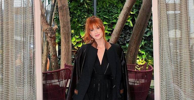Marina Ruy Barbosa posa descalça e detalhe curioso em seu pé espanta a web