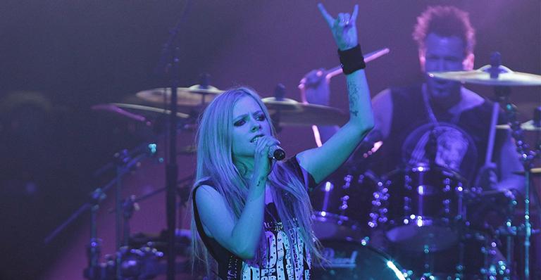Após adoecer por 5 anos, Avril Lavigne lança nova música e desabafa: ”Já tinha aceitado a morte”