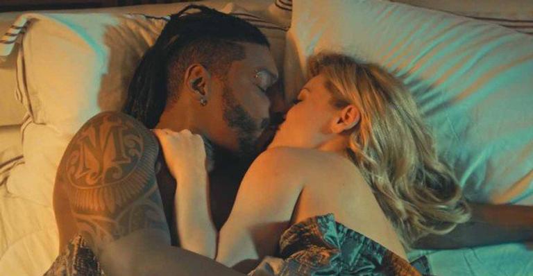 Mãe de Nicolas Prattes protagoniza cenas quentes em videoclipe