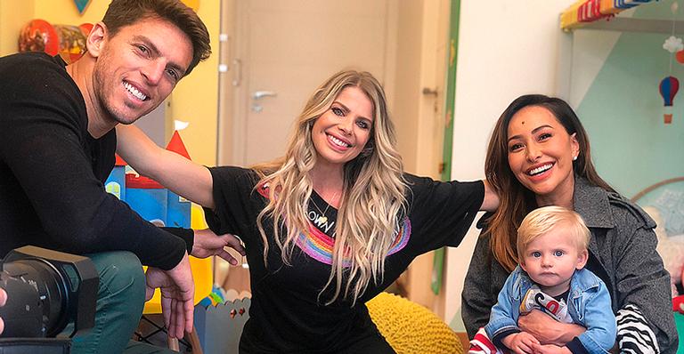 Treinando a mamãe! Sabrina Sato passa a tarde com Enrico e Karina Bacchi