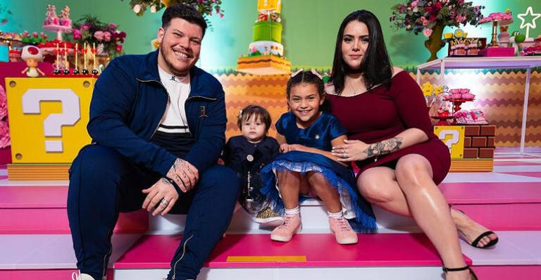 Ferrugem faz festão de aniversário para celebrar 1 ano da caçula, Sofia