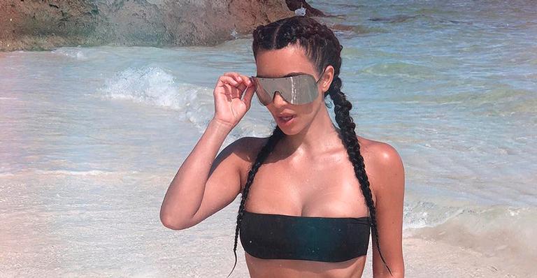 Kim Kardashian tem modelos com as mesmas medidas para provar suas roupas