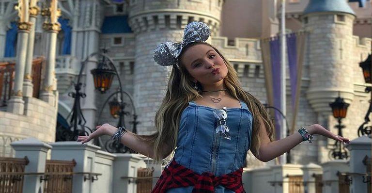 Ex-namorado de Larissa Manoela comenta foto da atriz na Disney e paga micão na web