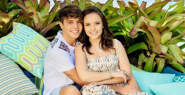 Na Disney com Léo Cidade, Larissa Manoela vira polêmica na web: ”Maldição do Término”