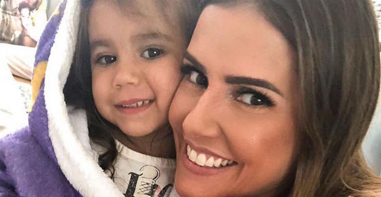 Vestida de Homem-Aranha, Maria Flor rouba a cena durante passeio com a mãe