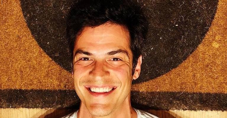 Com sunga colorida, Mateus Solano posa em ”cama” curiosa rodeado por mulheres