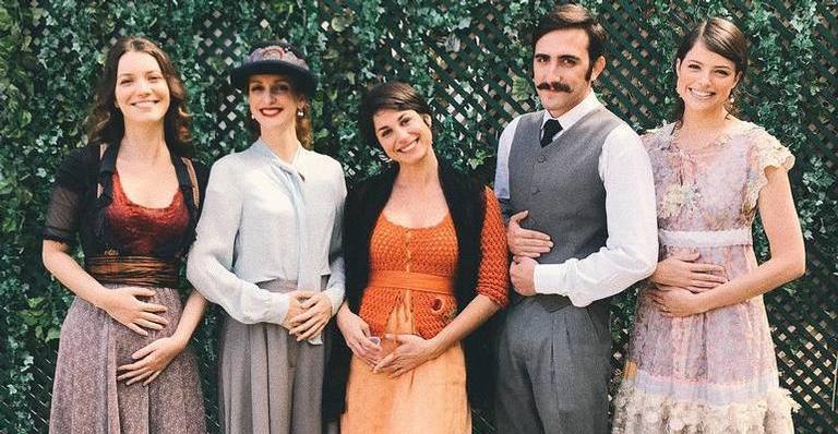 Atriz de Orgulho e Paixão está grávida e amigas do elenco entram no clima