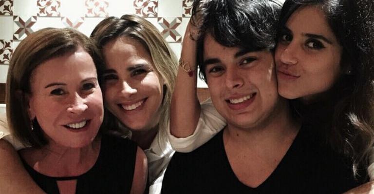 Zilu compartilha foto antiga com os filhos e se declara: ”Amor incondicional”