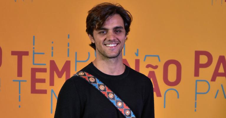Felipe Simas posa com a mulher e os filhos em foto apaixonante: ‘‘Família linda’’