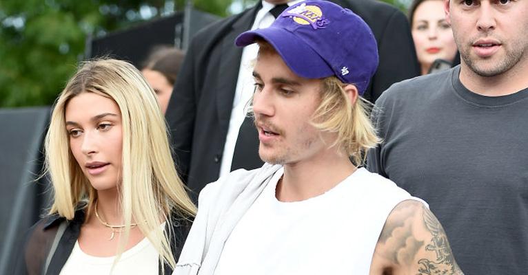 Noivos, Justin Bieber e Hailey Baldwin assistem a desfile de moda em parque de skate