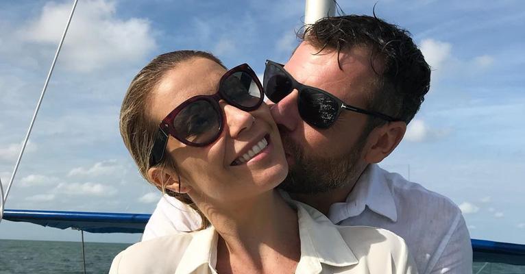 Luiza Possi ganha “casamento” surpresa em barco em Miami e se emociona