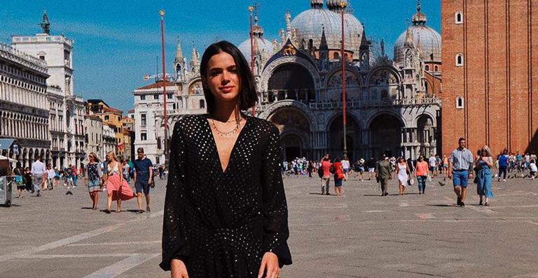 Bruna Marquezine vai às ruas só de blusa de pijama em Nova York