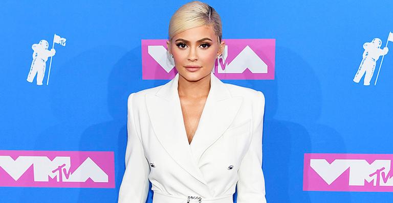 Kylie Jenner usa vestido extremamente colado e revela todas suas curvas