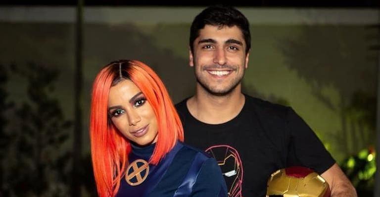 Após término, Anitta passa tarde na cama e recebe mimos e amigos