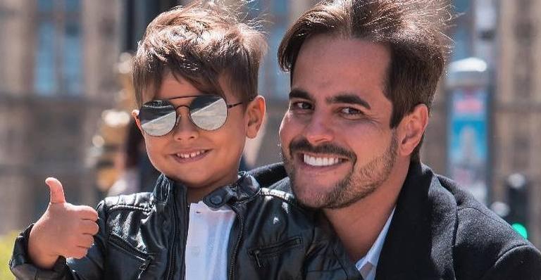 Kaká Diniz, marido de Simone, exibe sala gigantesca de sua mansão em corrida com o filho, Henry