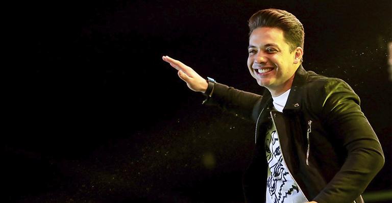Wesley Safadão completa 30 anos com parabéns e bolo do público