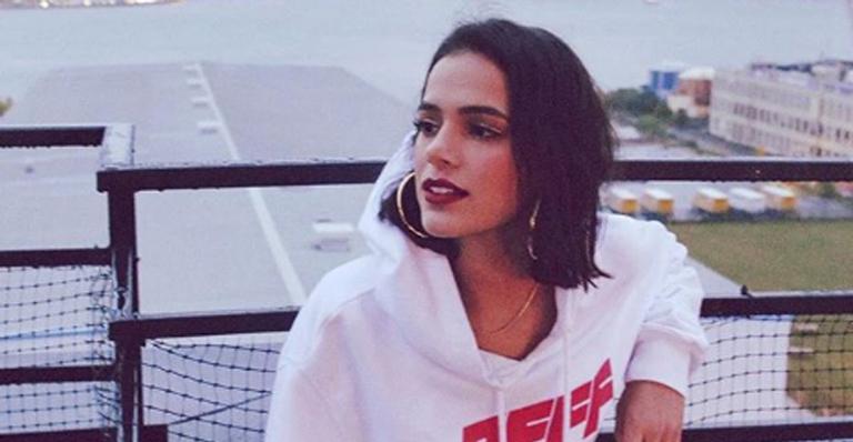 Bruna Marquezine investe em moletom grifado avaliado em R$ 2.400