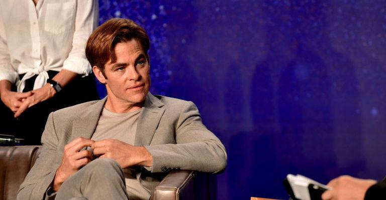 Chris Pine fala sobre cena de nu frontal em novo filme da Netflix