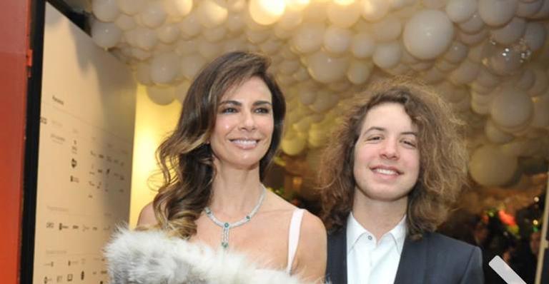 Luciana Gimenez tenta ensinar o filho a lavar roupa e ele responde: ”Você também não sabe”