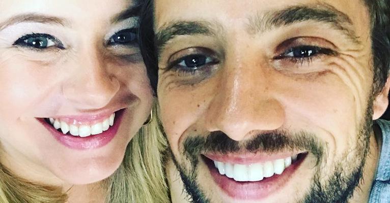 Fofura! Aurora e Valentim, filhos de Rafael Cardoso, posam juntos em dia de praia