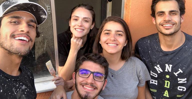 Isabelle Drummond ajuda a reformar casa incendiada de família humilde no RJ