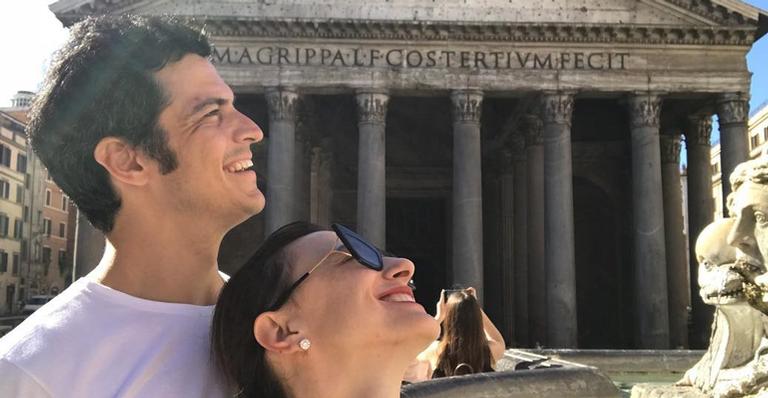 Romance! Mateus Solano celebra aniversário de casamento com viagem à Itália