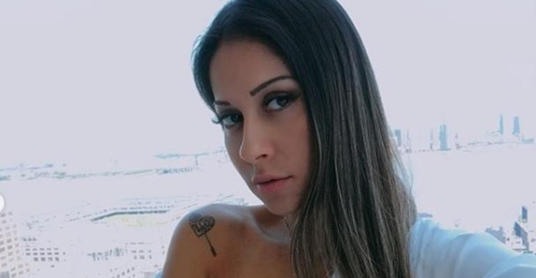 No final da gestação, Mayra Cardi exibe barrigão e faz desabafo: ”Não quero viver em caixinhas”