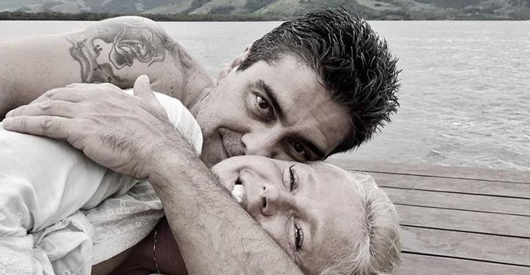Xuxa posa em clima de romance com Junno na cama: ”Somos uma linda história de amor”