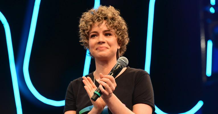 Em meio a boatos de separação, Leandra Leal muda o visual e adota cabelo “joãozinho”