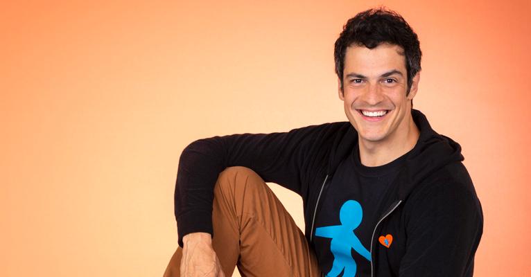 Mateus Solano posa com o irmão na Itália e semelhança choca os fãs: “Gêmeos”