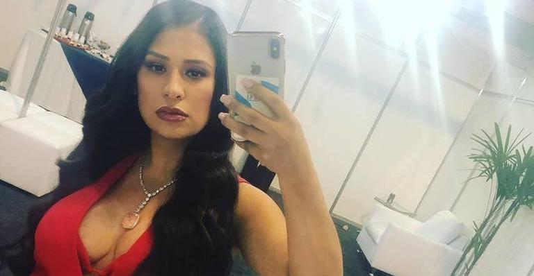Simone exibe closet luxuoso e faz confissão rodeada por sapatos: ”Só uso 2”