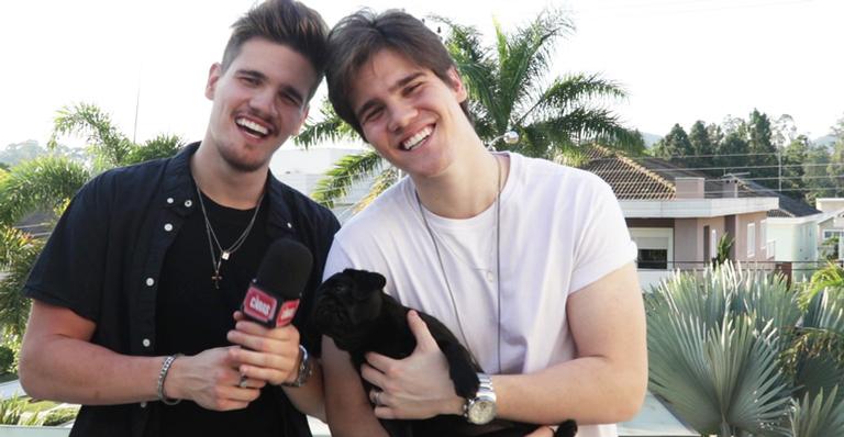 Breno e Caio Cesar fazem tour exclusivo em sua mansão