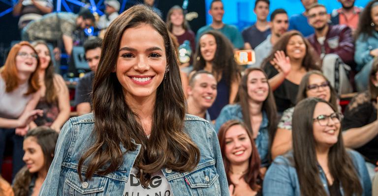 Bruna Marquezine se encanta com inovação do esmalte de gel: ”É a invenção do século”