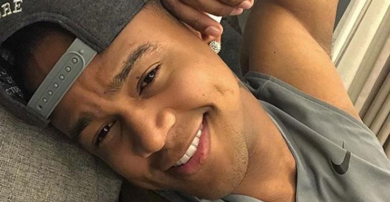 Léo Santana surpreende ao exibir clique na sala de sua luxuosa mansão em Salvador