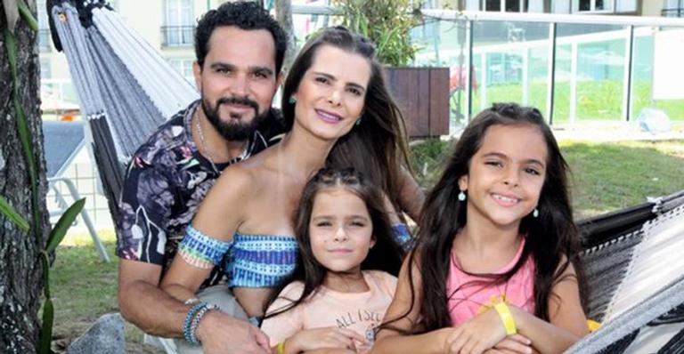 Flávia Camargo revela como ela e Luciano cuidam das filhas gêmeas