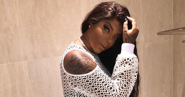 Ousada! Ludmilla posa de sutiã na rua e revela novo projeto musical