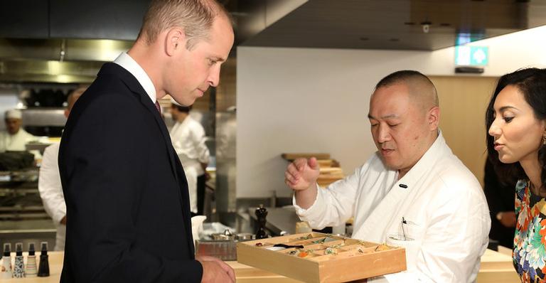 Príncipe William troca as bolas e confunde comida japonesa com a chinesa. Veja a gafe