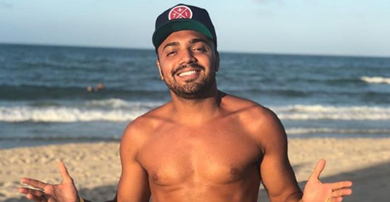 Após perder 10kg, Tirullipa impressiona com barriga sequinha